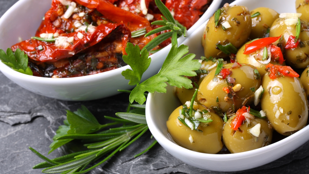 Eingelegte Oliven und Tomaten